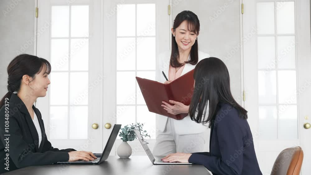 Poster 会議、女性、ミーティング、チーム、同僚、指導、上司、部下、日本人、指示、経営、オフィス、笑顔、監督、指導者、ディレクター、マネジメント、中間管理職、経営者、社長、チームワーク、複数、三人、多人数、グループ、仕事、職場、会社、企業、人材、教える、アドバイザー、コンサルタント、スクール、レッスン、教室、パソコン、PC、ソフトウェア、レクチャー、研修、操作、DX、IT、スペシャリスト、ストラテジスト、ア