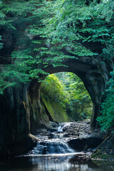 春の濃溝の滝、亀岩の洞窟