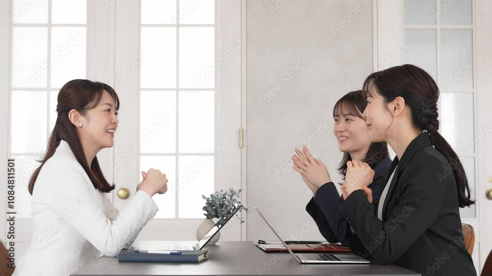 Poster 会議、ミーティング、ビジネス、仕事、チーム、打ち合わせ、同僚、女性、会社員、オフィス、作業、チームワーク、人材、it、dx、グループ、三人、複数、ビジネスパーソン、ビジネスシーン、マネジメント、企業、