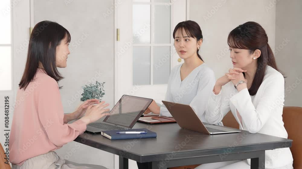 Poster 会議、ミーティング、女性、相談、ビジネス、打ち合わせ、チーム、同僚、話す、日本人、チームワーク、会話、面談、オフィス、仕事、職場、おしゃべり、休憩、ノートパソコン、PC、笑顔、会議室、レンタルスペース、ビジネスウーマン、キャリアウーマン、アドバイザー、働く、グループ、協力、プロジェクト、女子、会社員、企業、三人、サポート、パートナー、経営、マネジメント、開発、研修、指導、上司、部下、人材、テーブル
