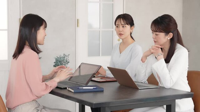 会議、ミーティング、女性、相談、ビジネス、打ち合わせ、チーム、同僚、話す、日本人、チームワーク、会話、面談、オフィス、仕事、職場、おしゃべり、休憩、ノートパソコン、PC、笑顔、会議室、レンタルスペース、ビジネスウーマン、キャリアウーマン、アドバイザー、働く、グループ、協力、プロジェクト、女子、会社員、企業、三人、サポート、パートナー、経営、マネジメント、開発、研修、指導、上司、部下、人材、テーブル
