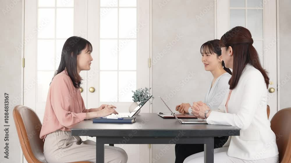 Poster 女性、会議、ビジネス、仕事、ミーティング、同僚、打ち合わせ、チーム、話す、相談、日本人、カジュアル、オフィス、会話、チームワーク、指導、上司、部下、人材、面談、職場、おしゃべり、休憩、ノートパソコン、PC、笑顔、会議室、レンタルスペース、ビジネスウーマン、キャリアウーマン、アドバイザー、働く、グループ、協力、プロジェクト、女子、会社員、企業、三人、サポート、パートナー、経営、マネジメント、開発、研