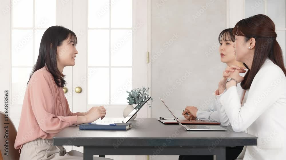 Poster 女性、ビジネス、相談、ビジネスウーマン、仕事、オフィス、接客、アドバイザー、インタビュー、チームワーク、グループ、カウンセリング、カウンセラー、就職、人材、派遣、上司、部下、同僚、コワーカー、マネジメント、経営、会社員、企業、スタートアップ、ノートパソコン、PC、DX、IT、エンジニア、開発、情報交換、コミュニケーション、シリアス、愚痴、不満、面談、面接、日本人、パートナー、サポート、支援、30代