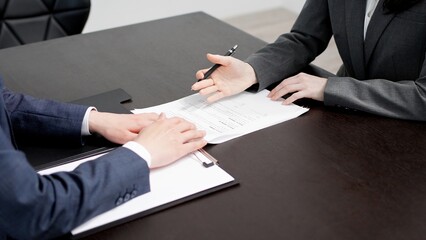 契約書の説明をする弁護士	