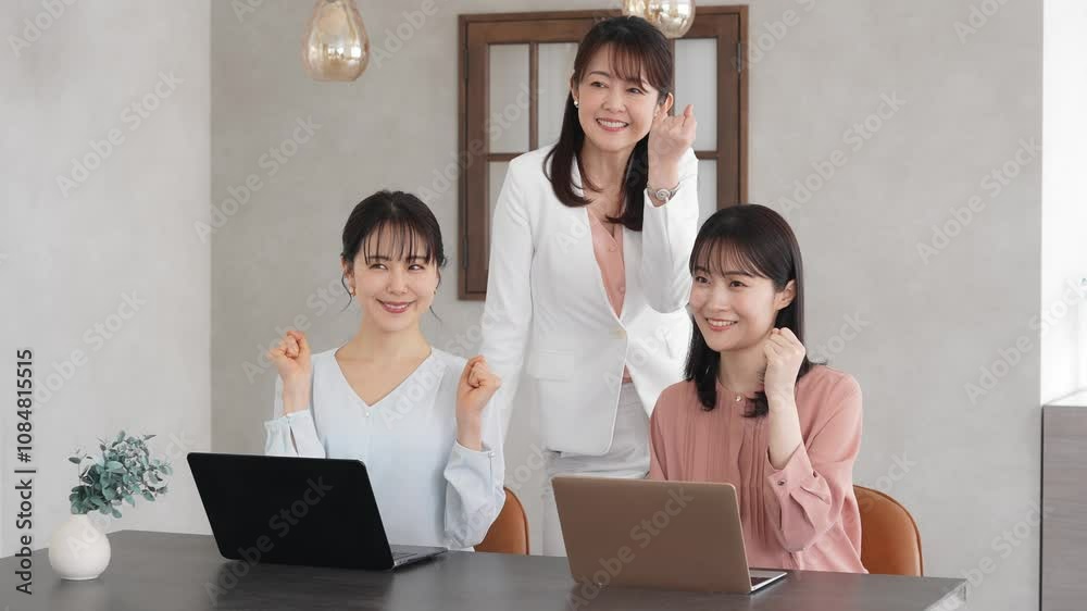 Aufkleber 女性、ビジネス、ビジネスウーマン、チームワーク、応援、手を振る、笑顔、グループ、オフィス、職場、楽しい、同僚、やりがい、元気、キャリア、団結、協力、やる気、ポジティブ、日本人、会社員、マネジメント、経