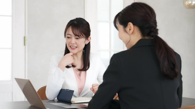 女性、ビジネス、ビジネスウーマン、商談、話す、説明、アドバイザー、営業、案内、ノートパソコン、DX、PC、受付、日本人、面談、カウンセリング、カウンセラー、人材、スーツ、交渉、オフィス、採用、接客、指導、保険、外交員、二人、チームワーク、サポート、サービス、パートナー、ミドル、40代、会話、ガイド、キャリア、チェック、提案、見積もり、指摘、販売、不動産、FP、ファイナンシャルプランナー、税理士、会