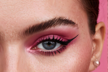 Obraz premium A woman with a pink eye shadow and black eyeliner