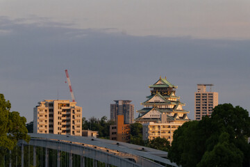 夕暮れの大阪の城