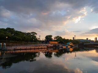 Fototapeta premium 夕暮れの大阪城公園