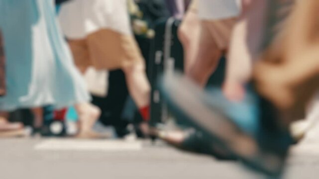 歩行者が移動する東京の渋谷スクランブル交差点　ぼかし