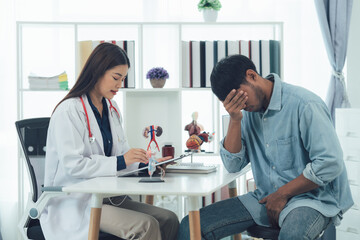 Obraz premium Doctor's Consultation: A compassionate doctor listens intently as a concerned patient shares his worries, highlighting the vital role of communication and empathy in healthcare. 