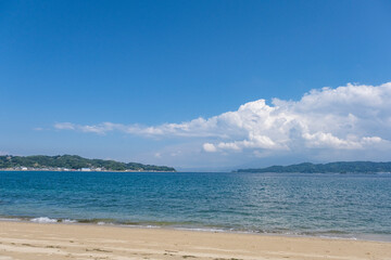 波静かな興居島の海岸線