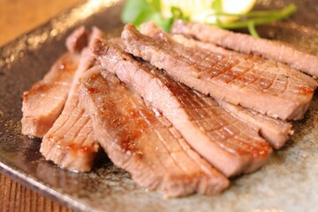 塩だれ漬け込み厚切り牛タン