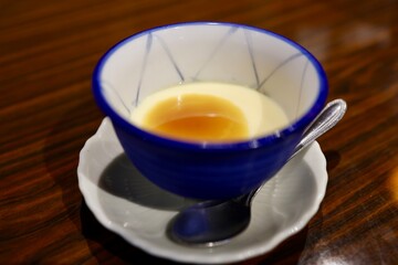 深皿に入った手作りのプリン