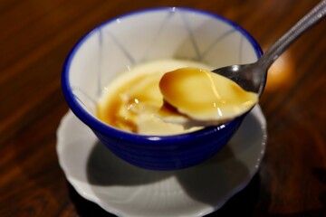 深皿に入った手作りのプリン