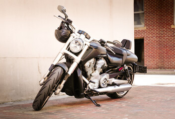 Motocicleta de alta cilindrada estilo chopper en la calle