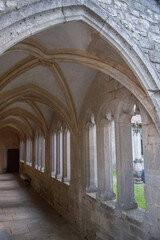 L'église et le cloître d'Hattonchâtel dans la Meuse, en Lorraine. le cloître du XIVe, dont il ne reste qu'une galerie et le jardin extérieur