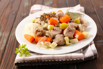 veal stew with vegetables and cream, blanquette de veau