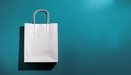 モノトーンのシンプルなテクスチャ背景に、リサイクル可能なショッピングバッグが一つ置かれ、エコ意識を高めるシンプルで洗練されたデザイン。

