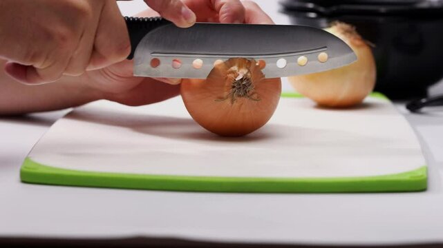 玉ねぎを切る男性、新鮮玉ねぎ、下ごしらえの為に玉ねぎを切る