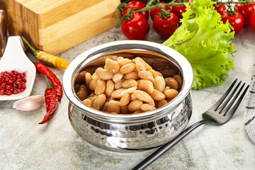White canned beans in the bowl