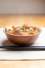 豆腐と人参と大根と蒟蒻の入ったもつ煮込み