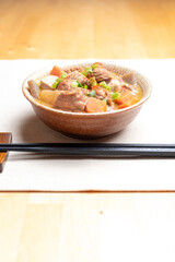 豆腐と人参と大根と蒟蒻の入ったもつ煮込み