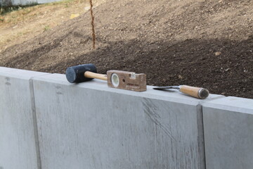 Errichten einer Steinmauer im Garten