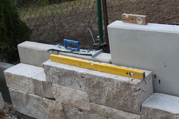 Errichten einer Steinmauer im Garten