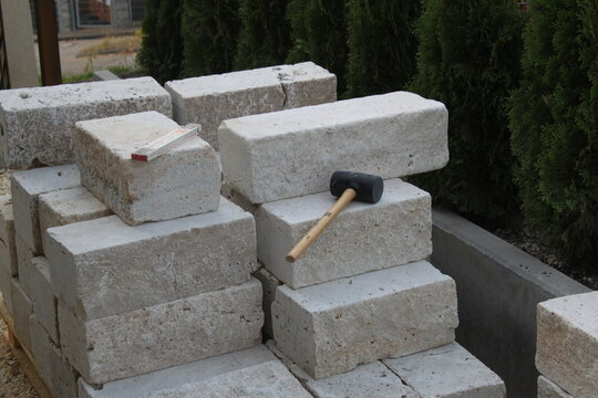 Errichten einer Steinmauer im Garten