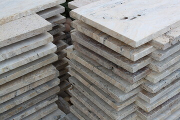 Errichten einer Steinmauer im Garten