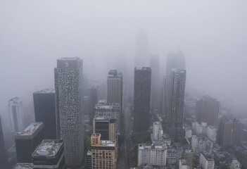 Obraz premium The Impact of Fog in Cities: A Deep Dive into Urban Weather Phenomena