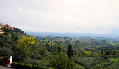 Charakterystyczne malownicze krajobrazy Toskanii z okolic San Gimignano