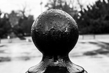 kamienie, bal, czarna, owoc, kula, boże narodzenie, armata, stary, jedzenie, zdrowa, opoka, okrągły, izolowany, blękit, biała, metal, dopełnienie © Krzysztof  Jaworski