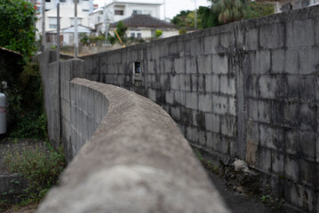 路地裏のカーブしているブロック塀