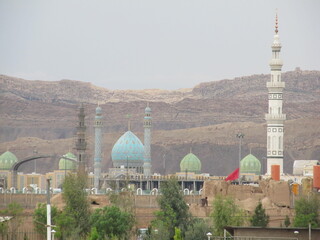 Naklejka premium Majestic view of desert landscape with industrial structures in background, showcasing urban and natural contrast.