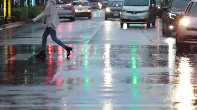 都市風景　道路に降る雨　大雨　豪雨　悪天候　気象　イメージ