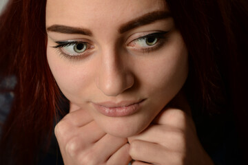 Naklejka premium frau, schönheit, gesicht, haar, auge, leitbild, gestalten, brünett, make-up, person, leute, lippen, close up, 1, haut, black, kopf, lächeln, frau, hand, blick, close up, glamour