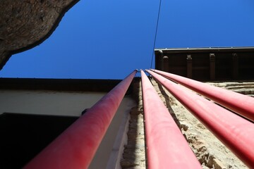 détails de tuyaux rouges vus vers le ciel
