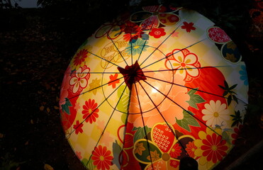 カラフルな花柄の和傘のイルミネーション
