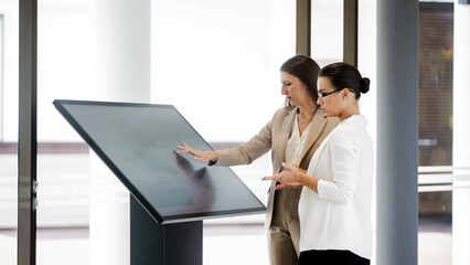 A broker or consultant for the purchase or rental of real estate advises a client. The concept of renting or buying real estate.