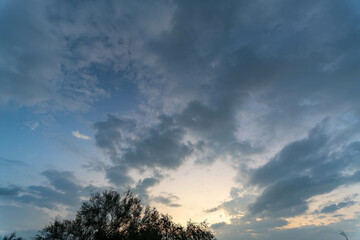 秋の夕暮れの空に浮かぶ雲