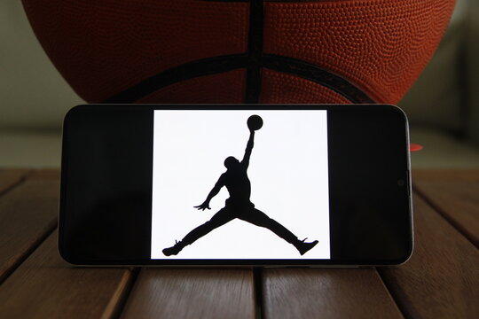 Air Jordan - Linha de cal&ccedil;ados de basquete produzida pela Nike, Inc. Vestu&aacute;rio e acess&oacute;rios relacionados s&atilde;o comercializados sob a marca Jordan Brand. T&ecirc;nis Air Jordan produzido para Michael Jordan.