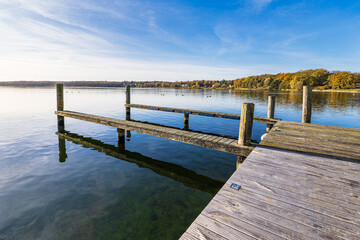 Steg und Bäume am Plauer See in der Stadt Plau am See