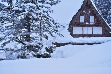 富山県南砺市相倉にある冬の相倉合掌造り集落