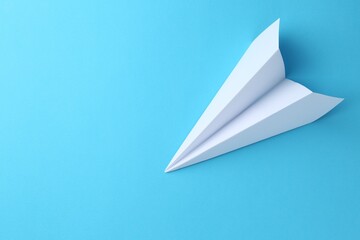 Naklejka premium One handmade paper plane on light blue background, top view. Space for text