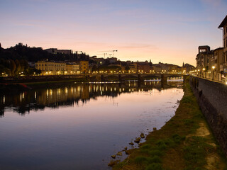 Obraz premium River Arno and Ponte Vecchio at dusk in Florence, Italy