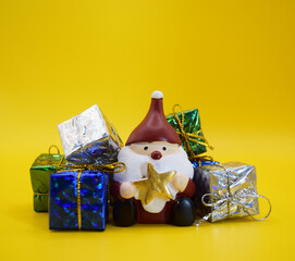 プレゼントとサンタさんの画像