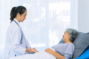 Obraz premium A female patient visits the doctor at the nursing department to discuss her illness and find treatment guidelines. Strong medical concept