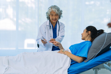 A female patient visits the doctor at the nursing department to discuss her illness and find treatment guidelines. Strong medical concept